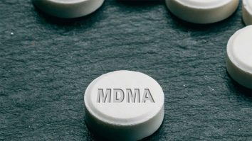 Cercetătorii demonstrează că MDMA ameliorează simptomele PTSD. Compania va cere aprobarea SUA pentru comercializarea medicamentului