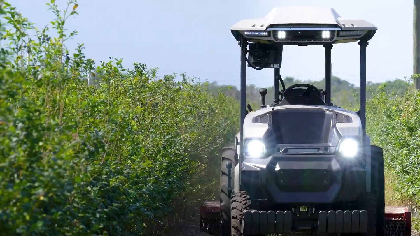 Tractoarele autonome ar putea salva fermierii. Ce a pregătit compania Monarch din California
