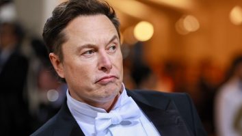 Elon Musk, după ce a aflat că Darren Aronofsky ar putea regiza filmul despre viața sa: „Mă bucur că el o va face. Este unul dintre cei mai buni”