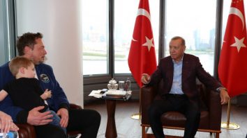 Elon Musk a venit cu fiul său în brațe la discuțiile cu Recep Erdogan. Ce cadou i-a oferit președintele Turciei