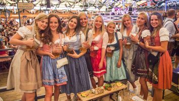 Problemele de la Oktoberfest continuă. Nemții consideră că hainele purtate la festival nu mai respectă tradiția