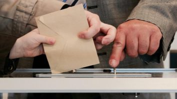 Tinerii își pierd încrederea în democrație. Avocatul Adrian Cuculis: „Dacă ai doar niște amintiri sau povestiri din comunism, s-ar putea să tânjești după acel regim”