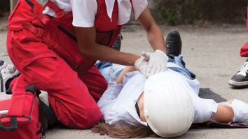 Tu știi să acorzi primul ajutor? Crucea Roşie are o tradiție neîntreruptă de a organiza cursuri pentru acordarea asistenţei primare în situaţii de criză