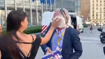 Directorul Ryanair a avut parte de o primire neobişnuită la Bruxelles. Acesta a fost lovit în faţă cu plăcinte de două activiste de mediu