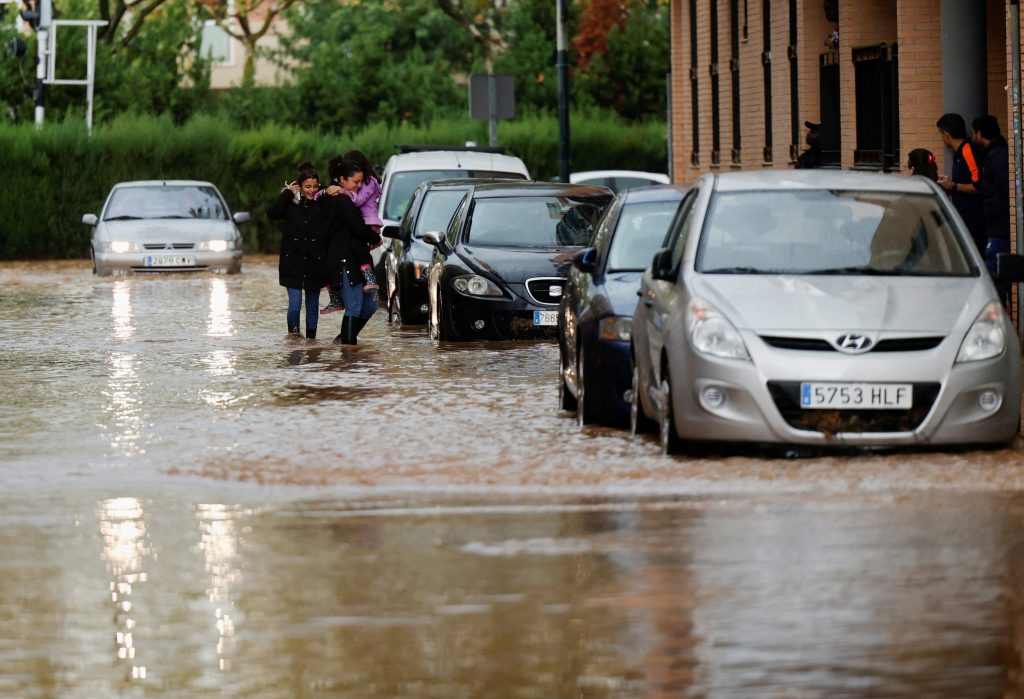 Ploile torențiale au provocat inundații majore în Spania. Autoritățile au emis mai multe avertizări meteorologice