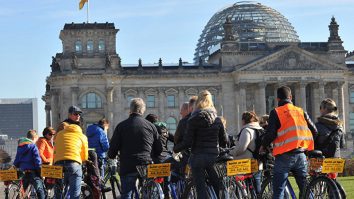Luptă aprigă la Berlin între pro și anti bicicliști. Mii de bicicliști protestează în centrul orașului, de două ori pe lună