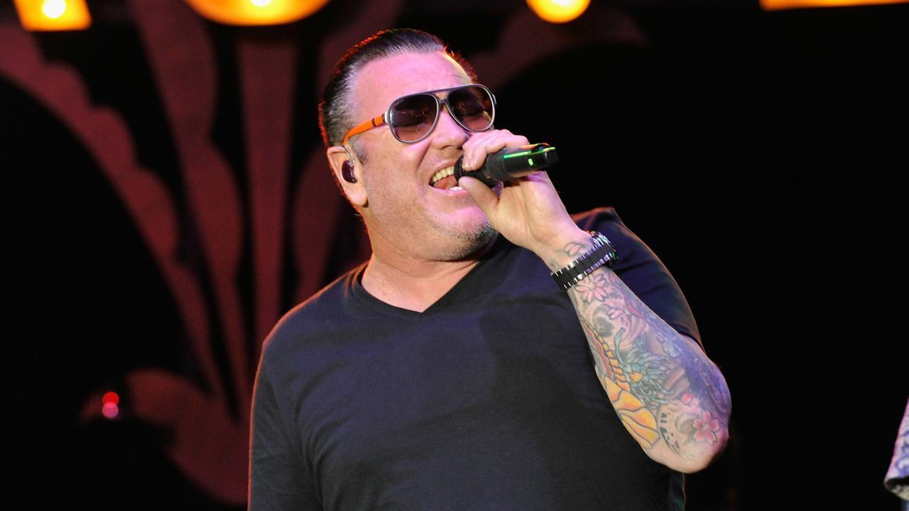 Lumea muzicii este în doliu. Steve Harwell, solistul trupei Smash Mouth, a murit la 56 de ani