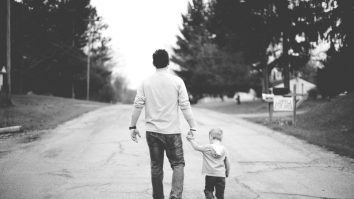 STUDIU. Copii care petrec mai mult timp cu tații lor au note mult mai bune. În schimb, mamele influențează comportamentul copilului