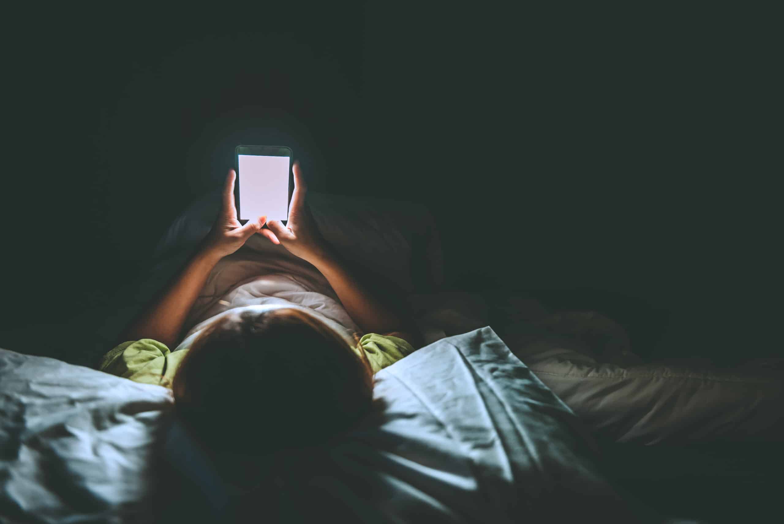 STUDIU. Dacă stai mult timp cu ochii în telefonul mobil nu ești mai predispus să dezvolți o tumoare pe creier