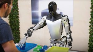 video) Un robot hiperrealist care o infatiseaza pe artista Yayoi