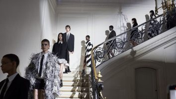 Ce mai este nou în modă? Valentino lansează colecția Black Tie, cu Kaia Gerber în prim plan