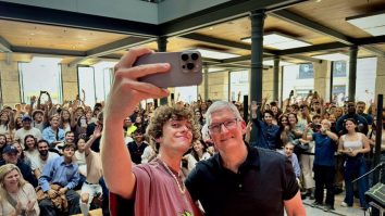 Tim Cook și-a surprins clienții la Madrid. Șeful Apple a vizitat clubul Real Madrid și a luat masa la un bar din oraș