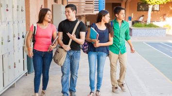 Cum te îmbraci la liceu? George Enache: „Accesorizarea poate să scoată ținuta din anonimat, cu o condiție, să nu arate prea îndrăzneț”