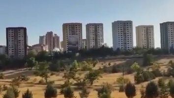 VIDEO. Momentul în care nouă blocuri înalte din Turcia sunt demolate simultan. Locuințele erau afectate de cutremur și nu mai puteau fi folosite