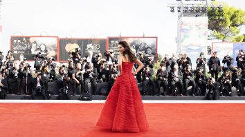 Cum s-au îmbrăcat vedetele la Festivalul de Film de la Veneția? Alin Gălățescu: Apariția lui Amal Clooney a fost considerată cea mai interesantă