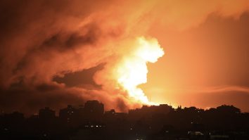 A început atacul Israelului asupra Fâșiei Gaza. Armata israeliană spune că efectuează lovituri aeriene pe scară largă
