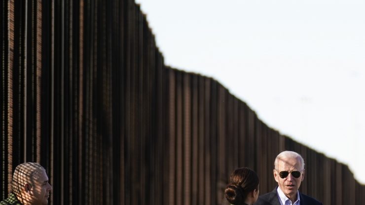 Biden continuă să extindă,,zidul” la frontiera dintre SUA şi Mexic. Donald Trump, fostul preşedinte:,, există doar două lucruri care au funcţionat constant, roţile şi zidurile!”