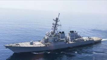 CNN: Nava de război a marinei americane în apropiere de Yemen interceptează mai multe rachete, spun oficialii americani
