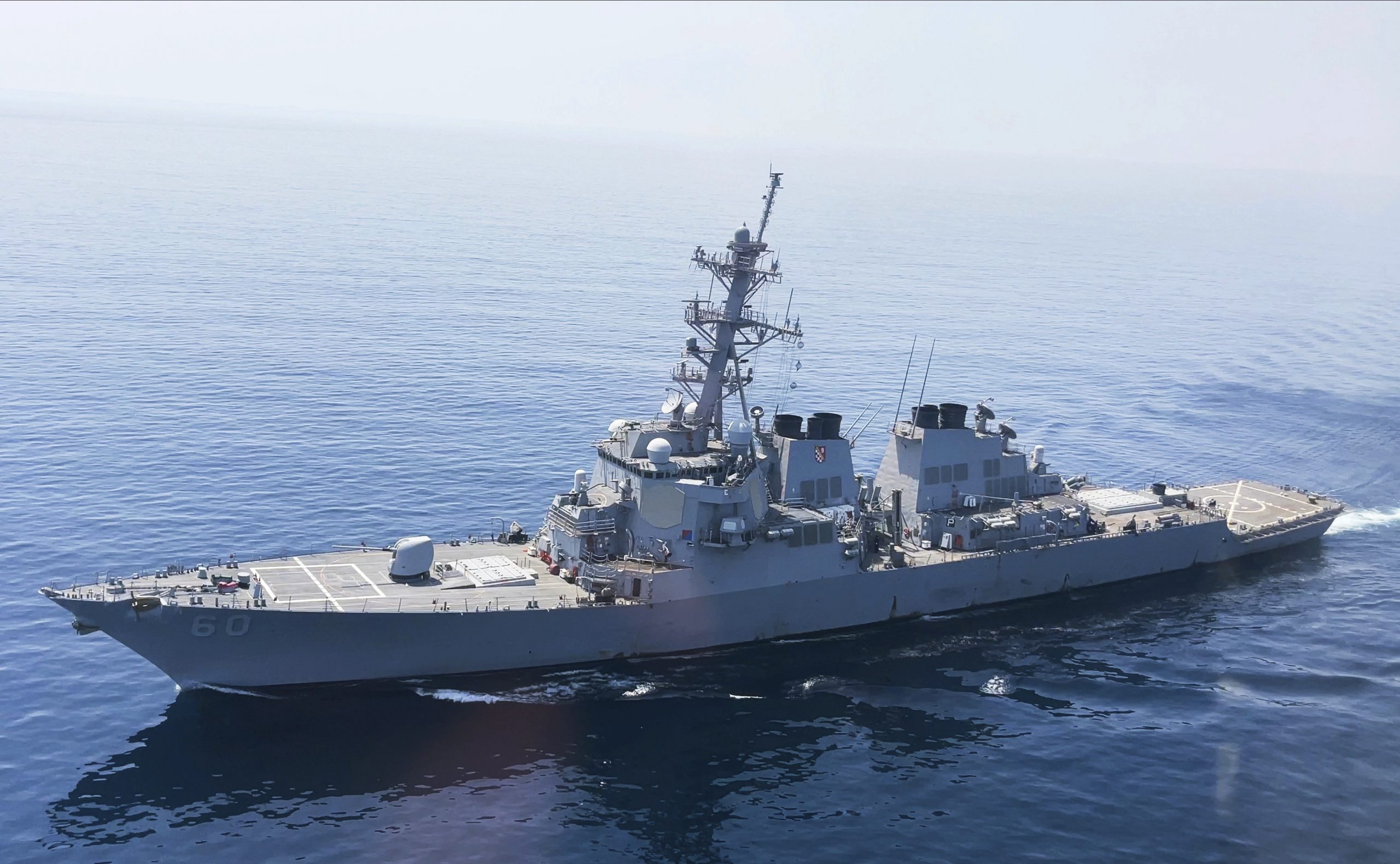 CNN: Nava de război a marinei americane în apropiere de Yemen interceptează mai multe rachete, spun oficialii americani