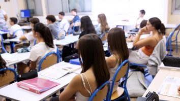 Cum să înveţi matematica cu TikTok: Profesorii renunţă la manualele învechite şi la tablele cu cretă pentru a face şcoala mai atractivă