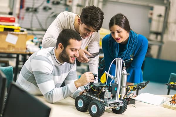 Țara noastră se mândrește cu studenți de succes. Răzvan Muncelean: „Am reușit să ducem România la cele mai înalte culmi ale roboticii”