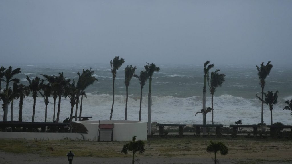 Uraganul Norma lovește peninsula Baja California din Mexic. Sunt așteptate inundații severe