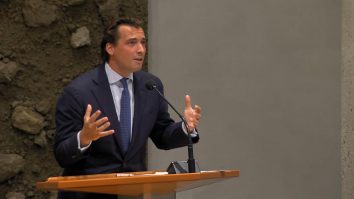 Liderul extremei drepte olandeze, Thierry Baudet, a fost agresat înainte de o prelegere la o universitate belgiană