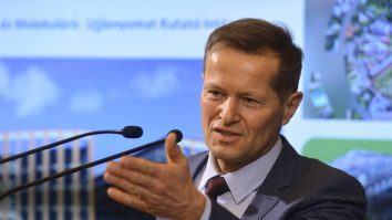 Laureatul Premiului Nobel, Ferenc Krausz va dona banii primiți pentru a ajuta Ucraina. Care este mesajul regizorului Radu Afrim