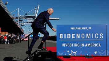 VIDEO. Joe Biden se împiedică din nou. Președintele american a căzut pe scări înaintea unui discurs in Philadelphia
