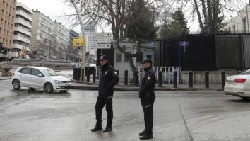 Atac terorist în apropierea Parlamentului turc. Doi polițiști au fost răniți/ Un atacator s-a aruncat în aer în fața unei clădiri a ministerului