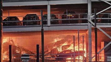 VIDEO. Momentul în care un incendiu cuprinde o parcare a aeroportului din Luton. 1200 de mașini ar fi fost distruse