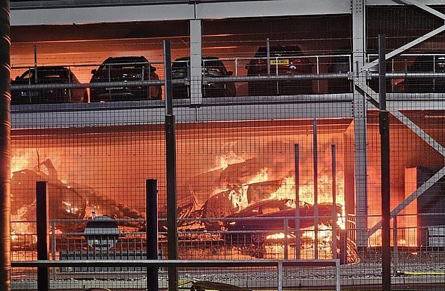 VIDEO. Momentul în care un incendiu cuprinde o parcare a aeroportului din Luton. 1200 de mașini ar fi fost distruse