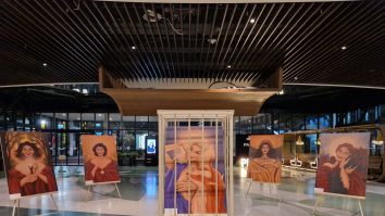 Femeile diagnosticate cu cancer își spun povestea printr-o expoziție. Cristina Ghiurluc: „Să accepți boala, să înțelegi de ce a venit în viața ta și apoi să înțelegi ce trebuie să schimbi”