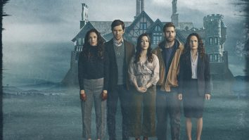 Ce filme te sperie pe platforme? „The Haunting of Hill House” îți arată povestea unei familii într-o casă nouă