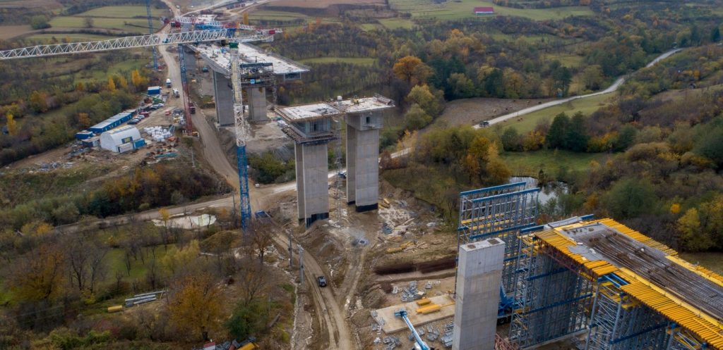 VIDEO. Austriecii de la PORR au finalizat primii 25 de metri din primul tunel forat pe o autostradă din România. Cum arată șantierul A1