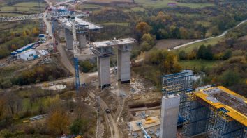 VIDEO. Austriecii de la PORR au finalizat primii 25 de metri din primul tunel forat pe o autostradă din România. Cum arată șantierul A1