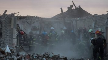 LIVE UPDATE. Ziua 596 de război în Ucraina. Președintele rus Vladimir Putin a sosit în Kârgâstan. Un atac rusesc cu rachete ucide patru persoane într-o școală din Ucraina, spun oficialii