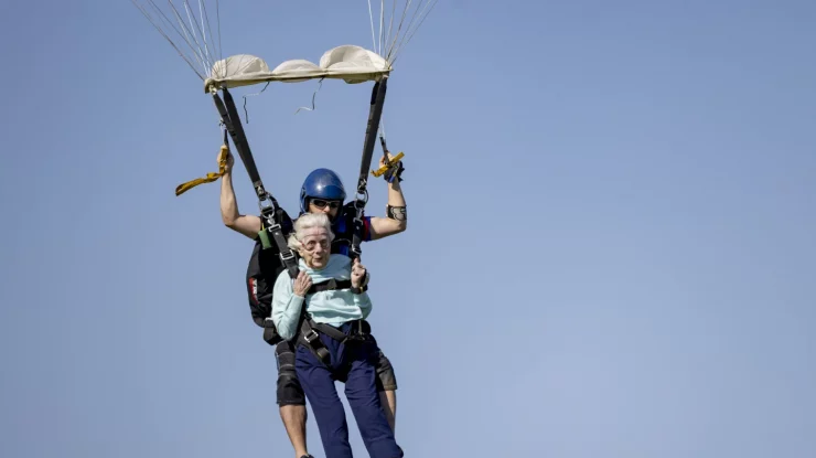 „Vârsta este doar un număr”. O femeie de 104 a sărit cu parașuta ca să ajungă în Cartea Recordurilor