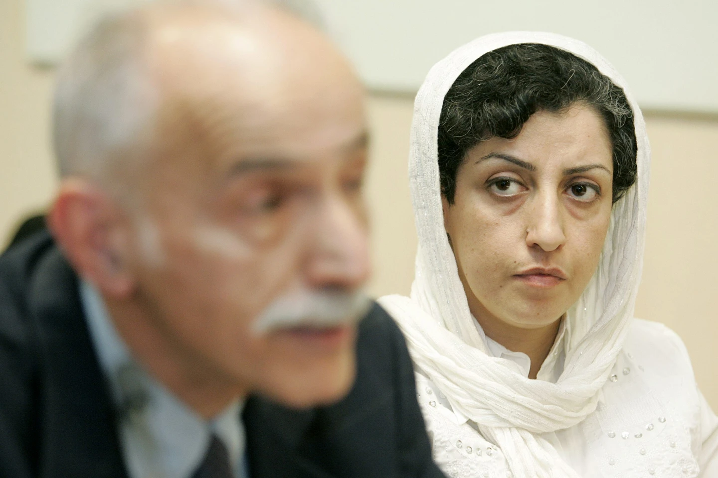 Premiul Nobel pentru pace merge la Narges Mohammadi, activistă iraniană pentru drepturile femeilor