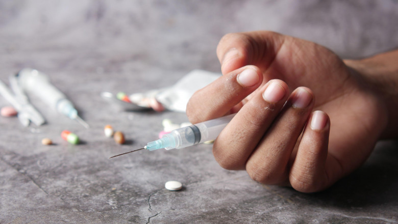 Astăzi începe distribuirea chestionarelor referitoare la testarea antidrog în școlile din București. Părinții și elevii majori vor răspunde anonim la întrebări