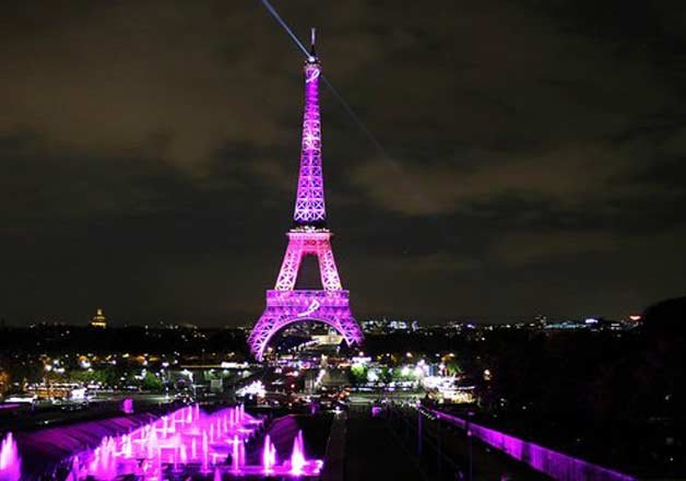 Franța marchează lupta împotriva cancerului. Turnul Eiffel a fost luminat în roz