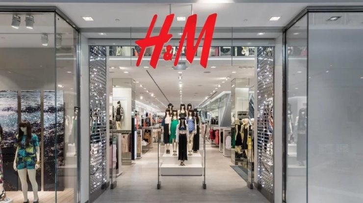 De ce retailerii de modă percep taxe de retur. Garderoul, trendul în care returnezi hainele după ce le porți