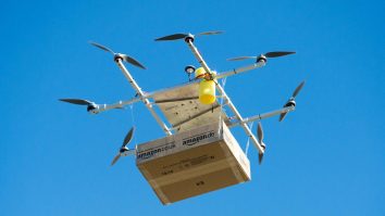 Rețetele medicale vor cădea din cer. Amazon testează livrarea cu drone a acestora