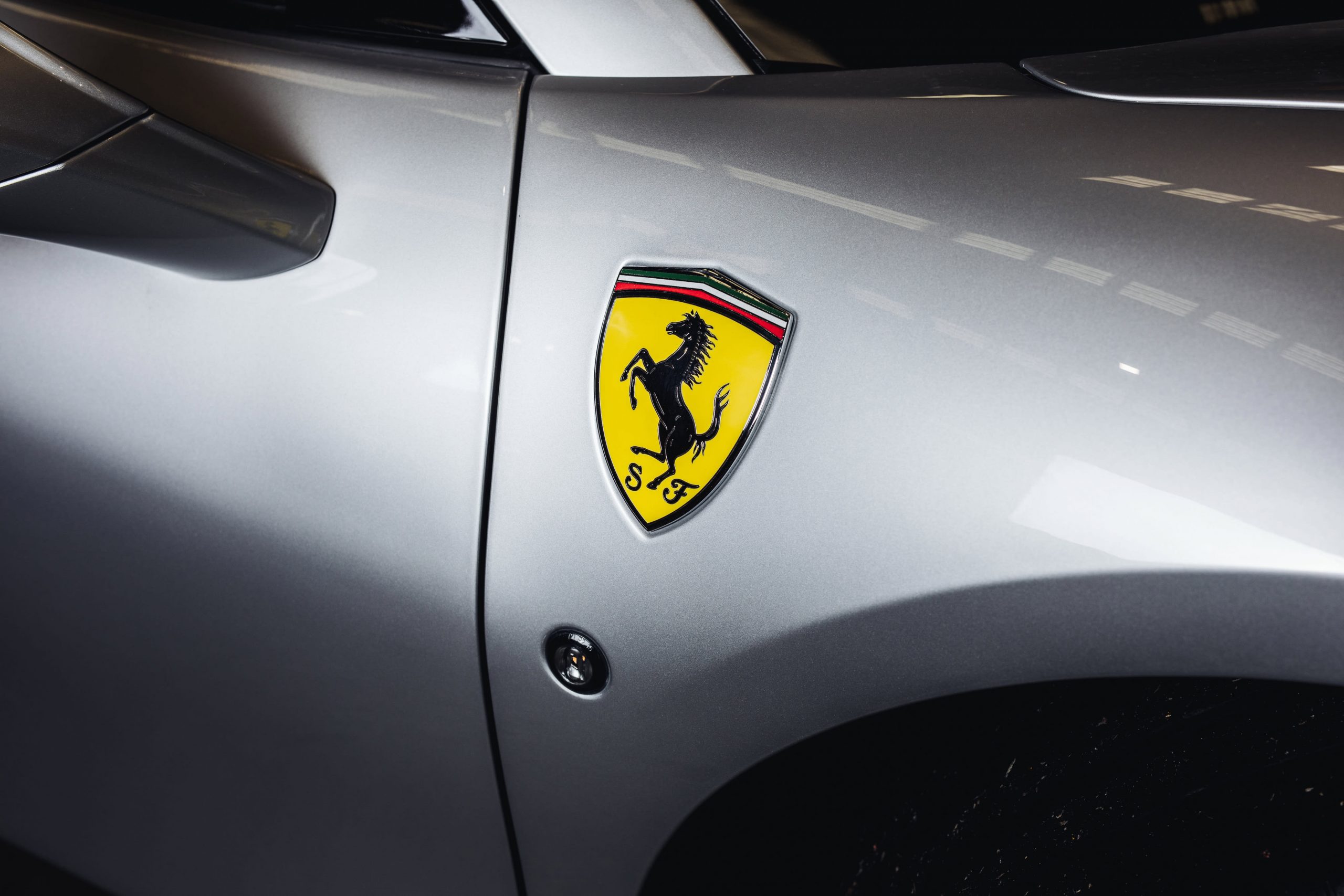 Ferrari va accepta de acum plata în criptomonede. Motivul: solicitările făcute de clienții bogați ai companiei