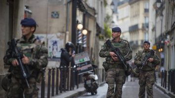 7.000 de soldați din forța «Sentinela» sunt dislocați pe străzi în Franța. Nivelul de alertă este maxim după asasinarea unui profesor la Arras