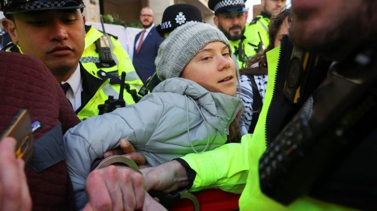 Greta Thunberg a fost reținută în timpul unui protest Fossil Free London, după ce s-a alăturat altor activiști în fața hotelului InterContinental