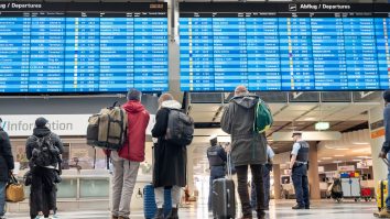 Taxele bagajului de mână ar putea fi interzise. Uniunea Europeană solicită companiilor aeriene să garanteze cetățenilor că le pot transporta gratuit