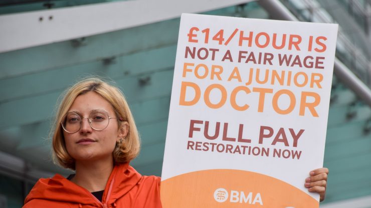 Medicii intră în grevă. Marea Britanie și Statele Unite sunt afectate de protestele personalului medical