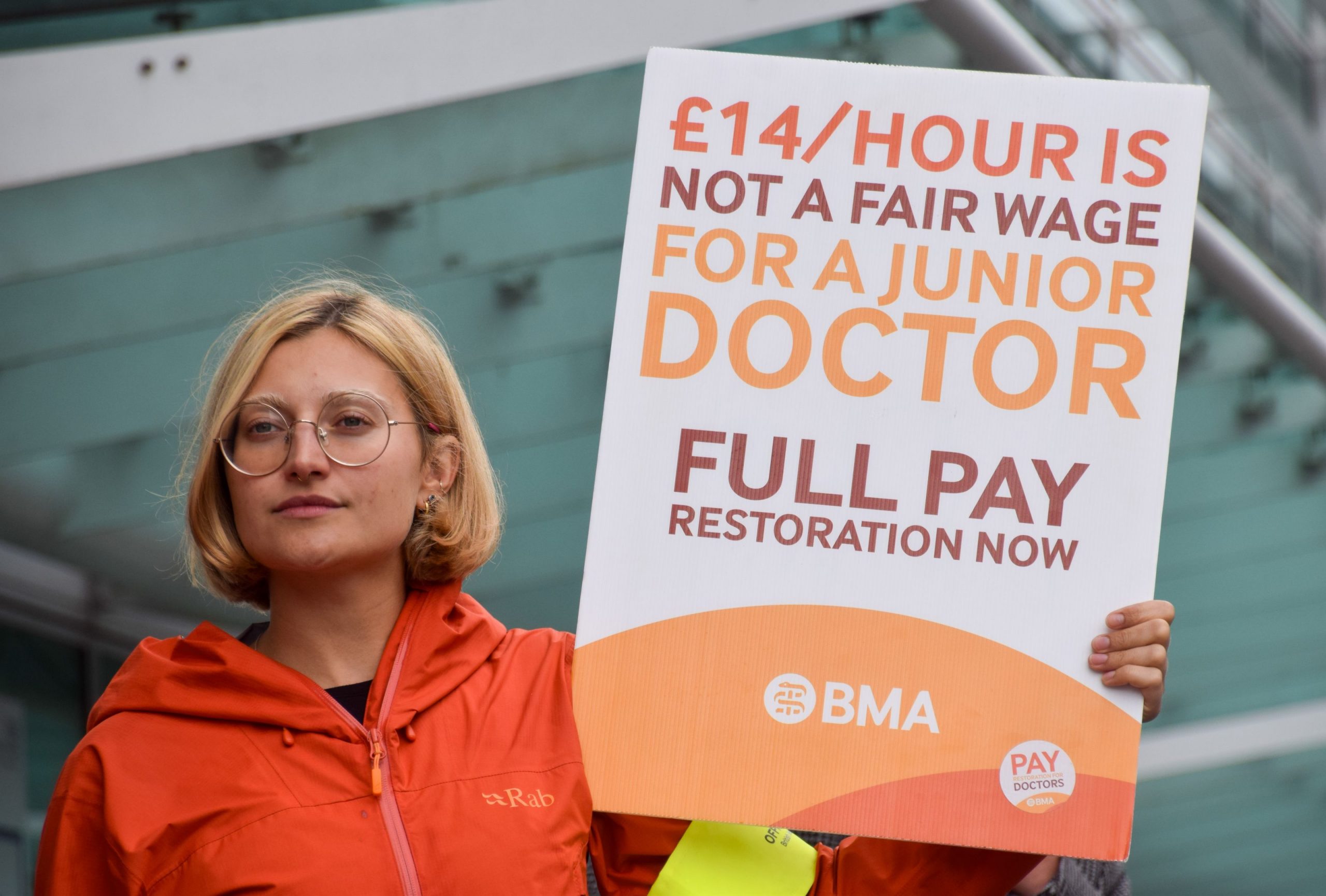 Medicii intră în grevă. Marea Britanie și Statele Unite sunt afectate de protestele personalului medical