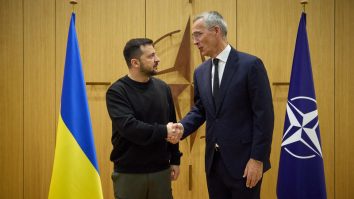 Zelenski, primit la sediul NATO de Stoltenberg și Geoană